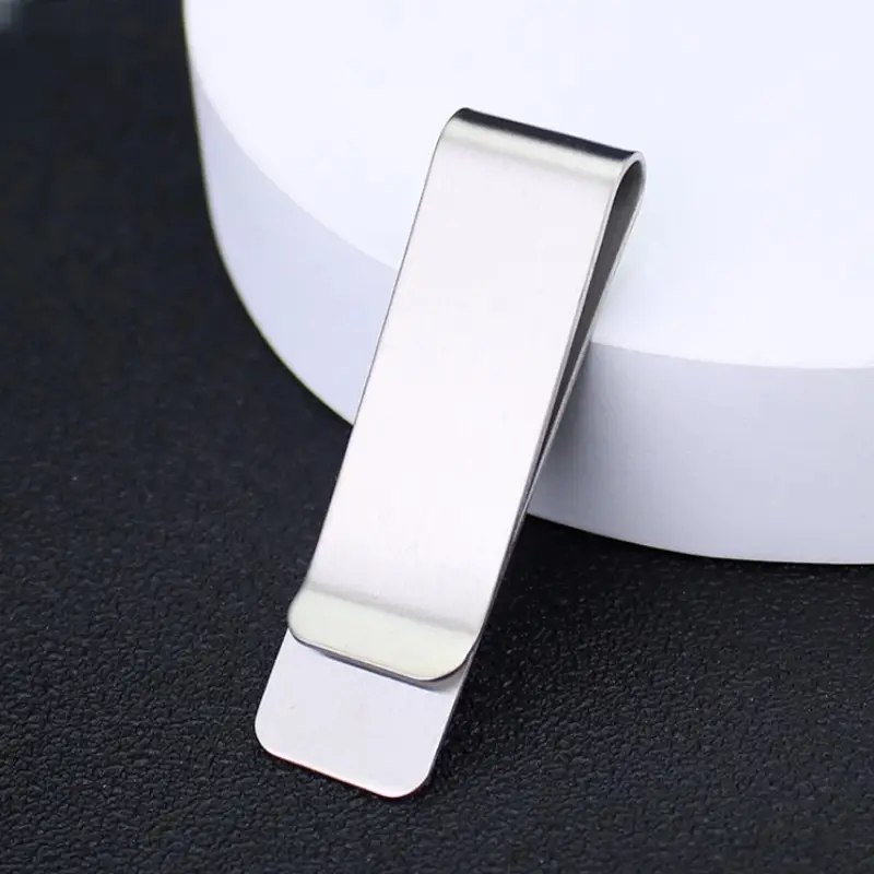 Elegantna metalna šnala za novac